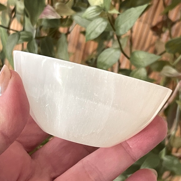 Genuine selenite carved bowl - Picture 4 of 10